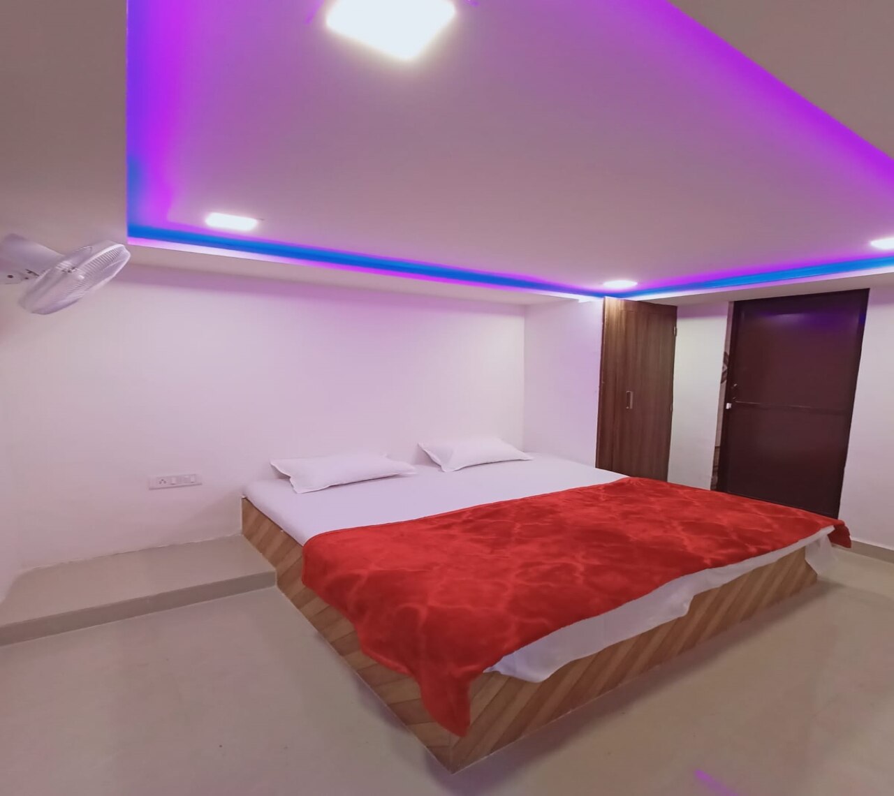 Hotel Hot Drop The Cafeteria, Pandri Main Road - Tap to explore photos