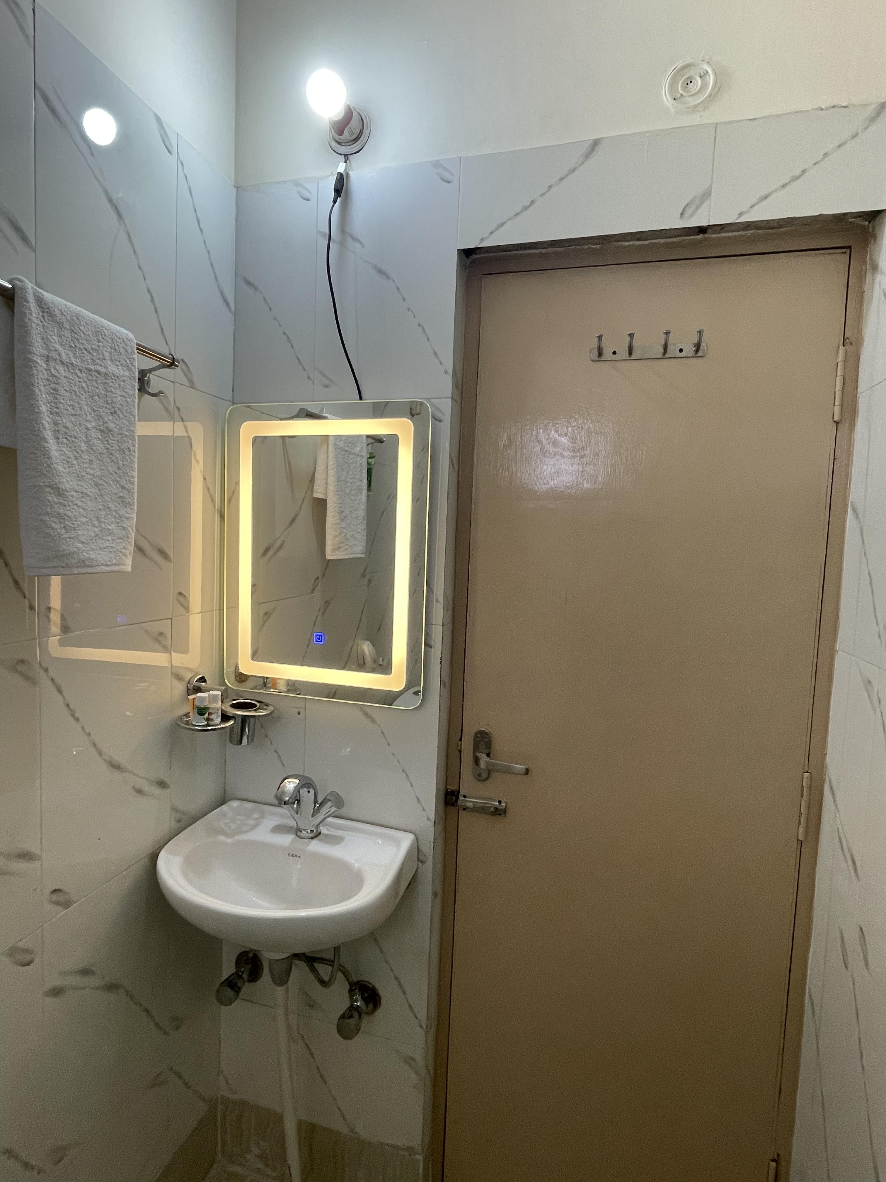Carnival Stay-Premium 2BHK-2km Kashi temple-Family - Tap to explore photos