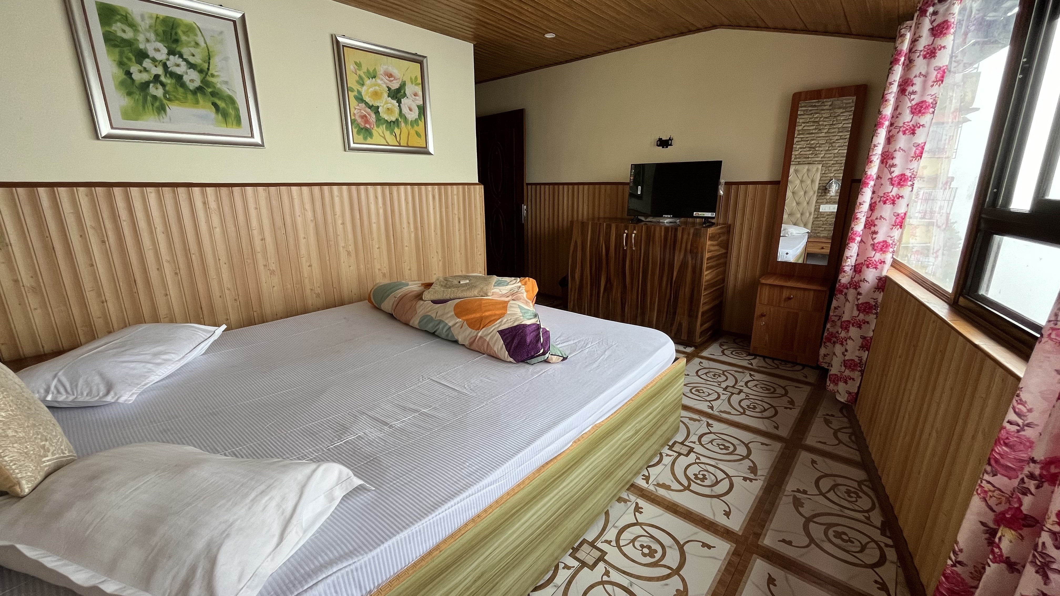 Thangmi Inn 5 Mins Walk From Mall Road - Tap to explore photos