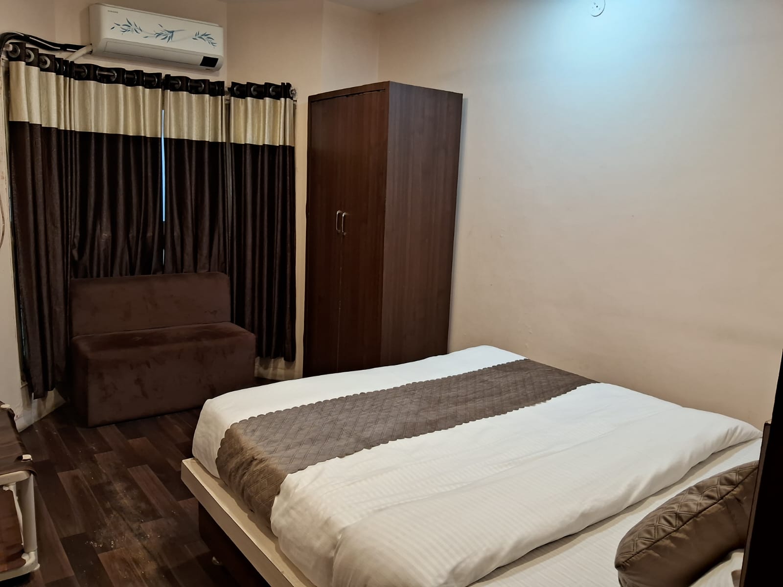 Hotel Raj Shree - Tap to explore photos