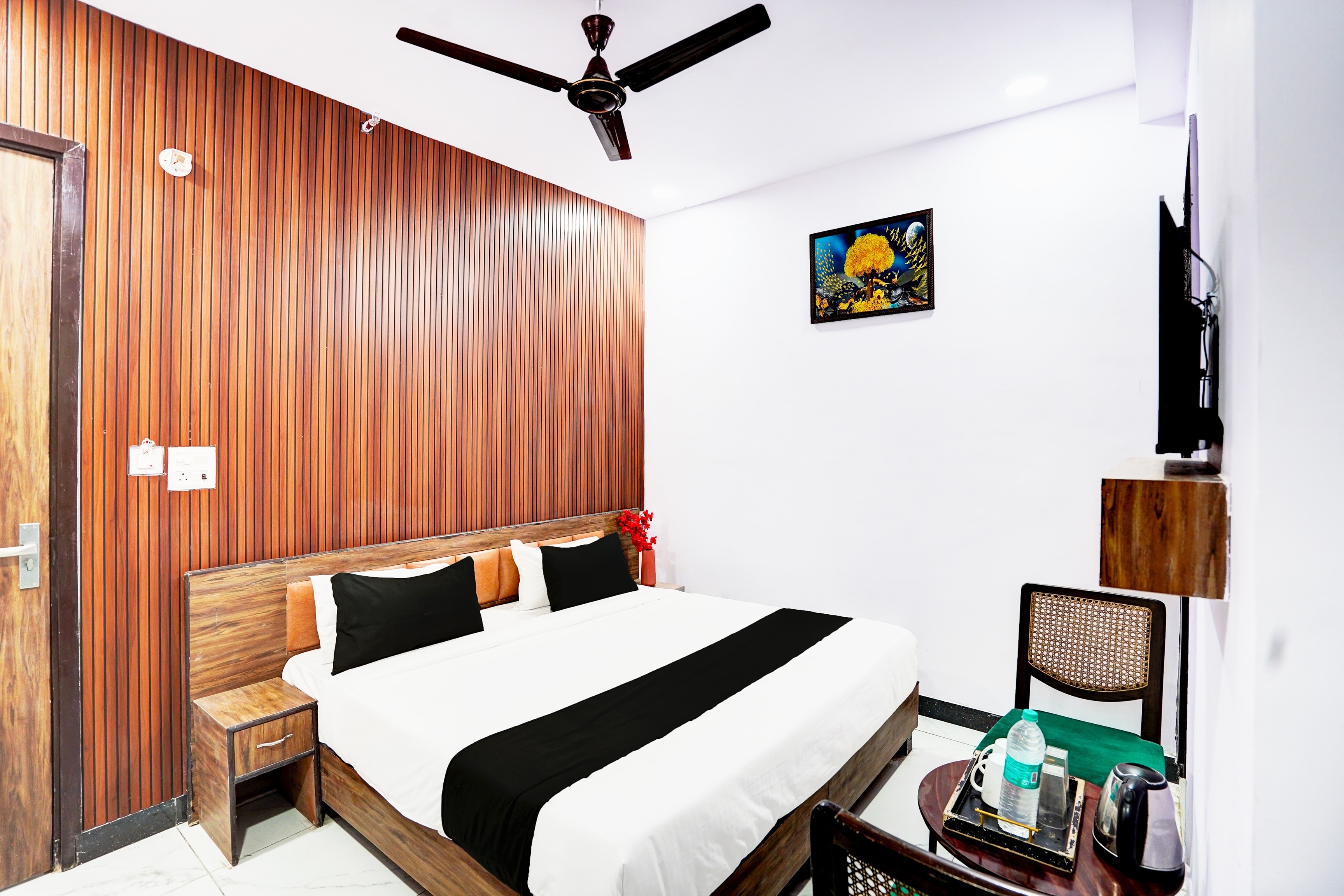 Collection O Hotel Star Inn Near By Hindon Airforce Mohan Nagar Ghaziabad - Tap to explore photos