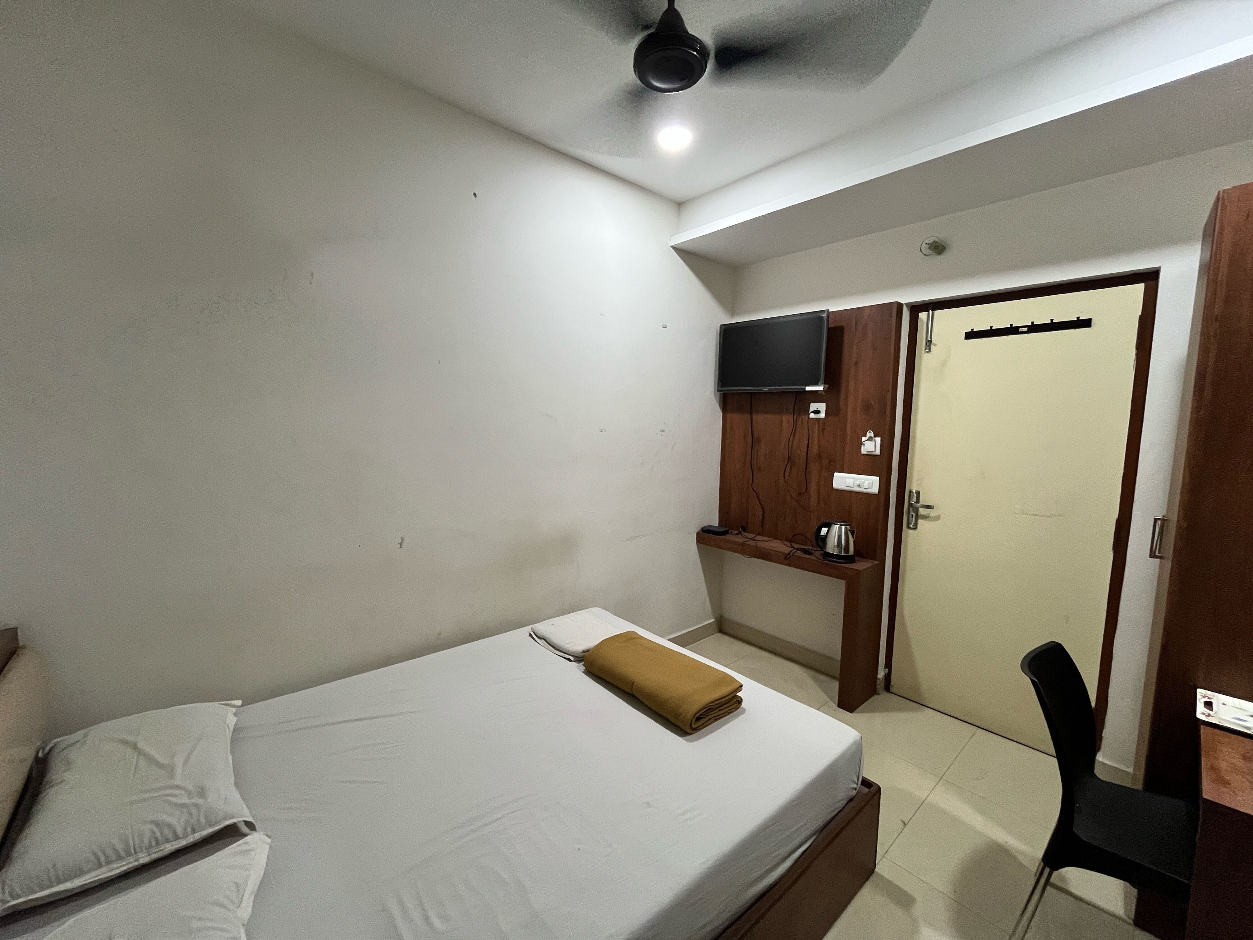 Collection O Vadapalani Metro Station Formerly Pineapple Guest House - Tap to explore photos