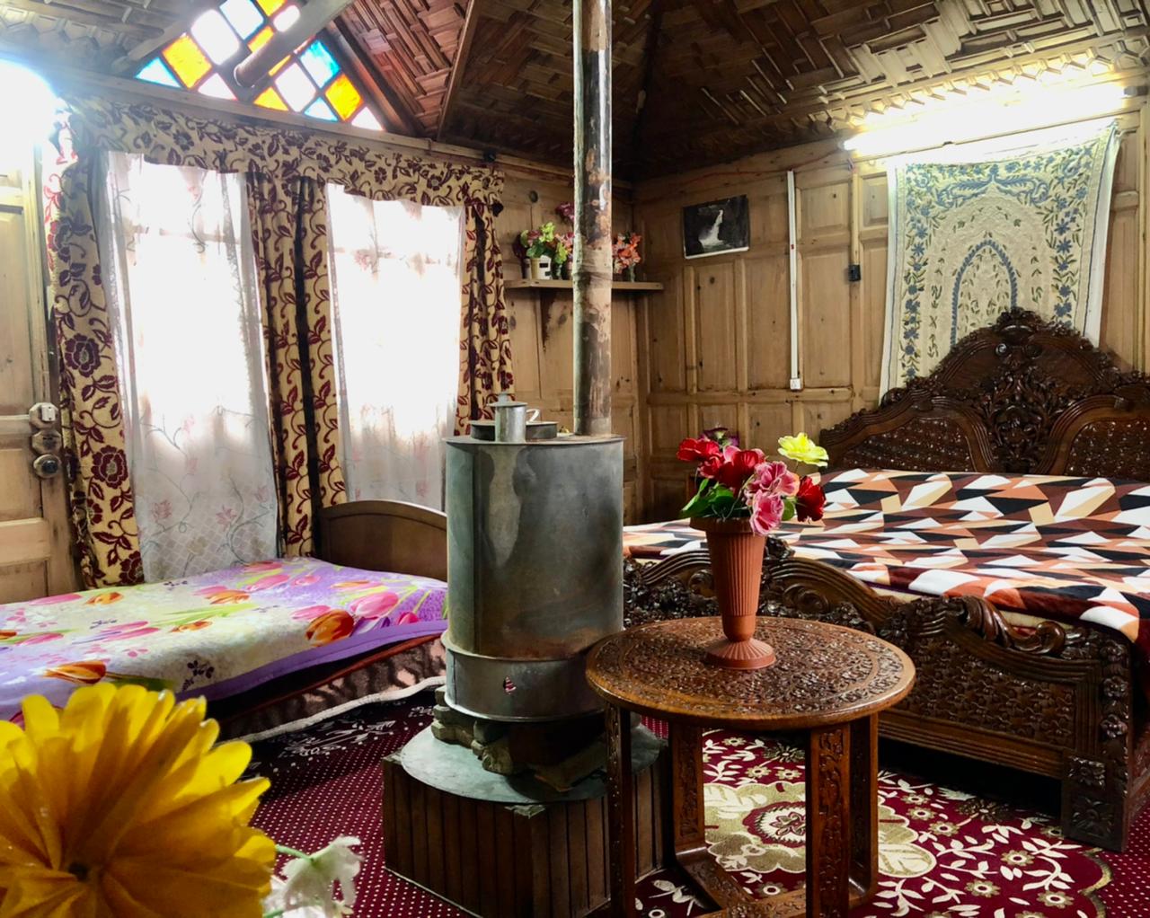 New Moon of Kashmir Houseboat - Tap to explore photos