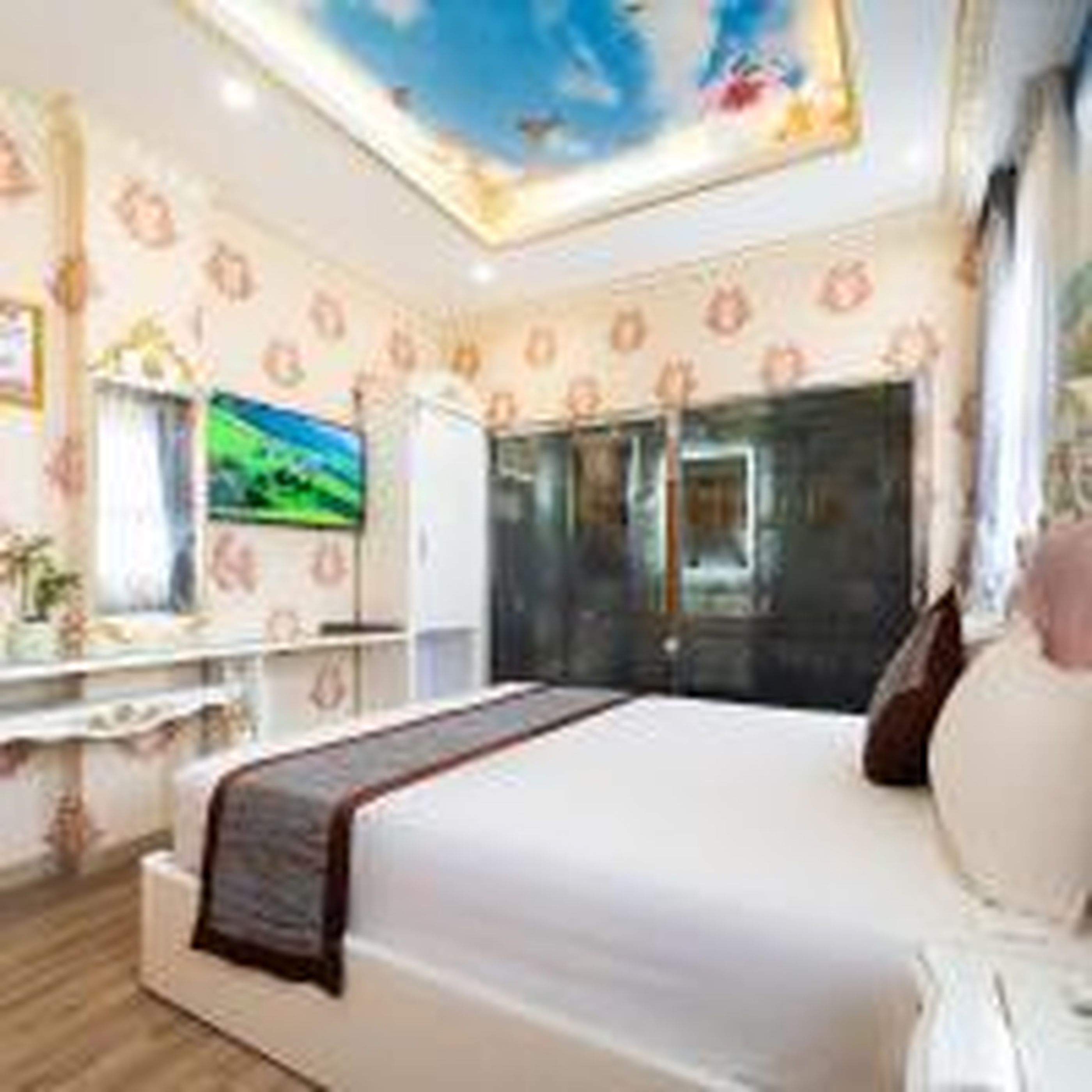 Townhouse District 10 Near Children Hospital 1 Formerly Cuong Thanh 3 Hotel - Tap to explore photos