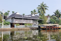 Evaans Casa Homestay | Lake-view Rooms