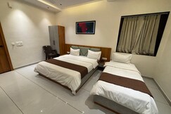 Hotelvandemataram, Tharad