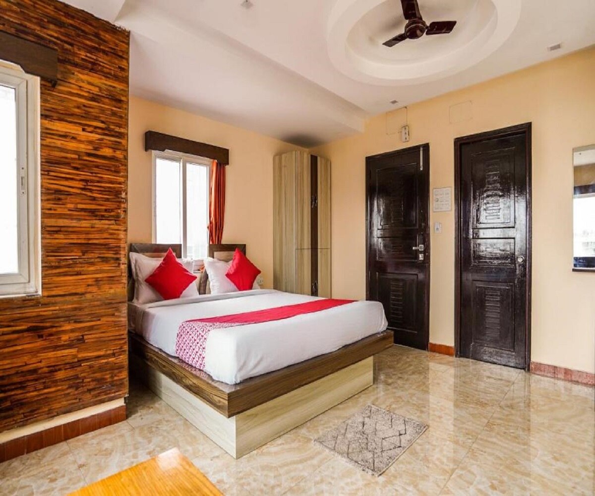 Atithi Guest House, EM Bypass - Tap to explore photos