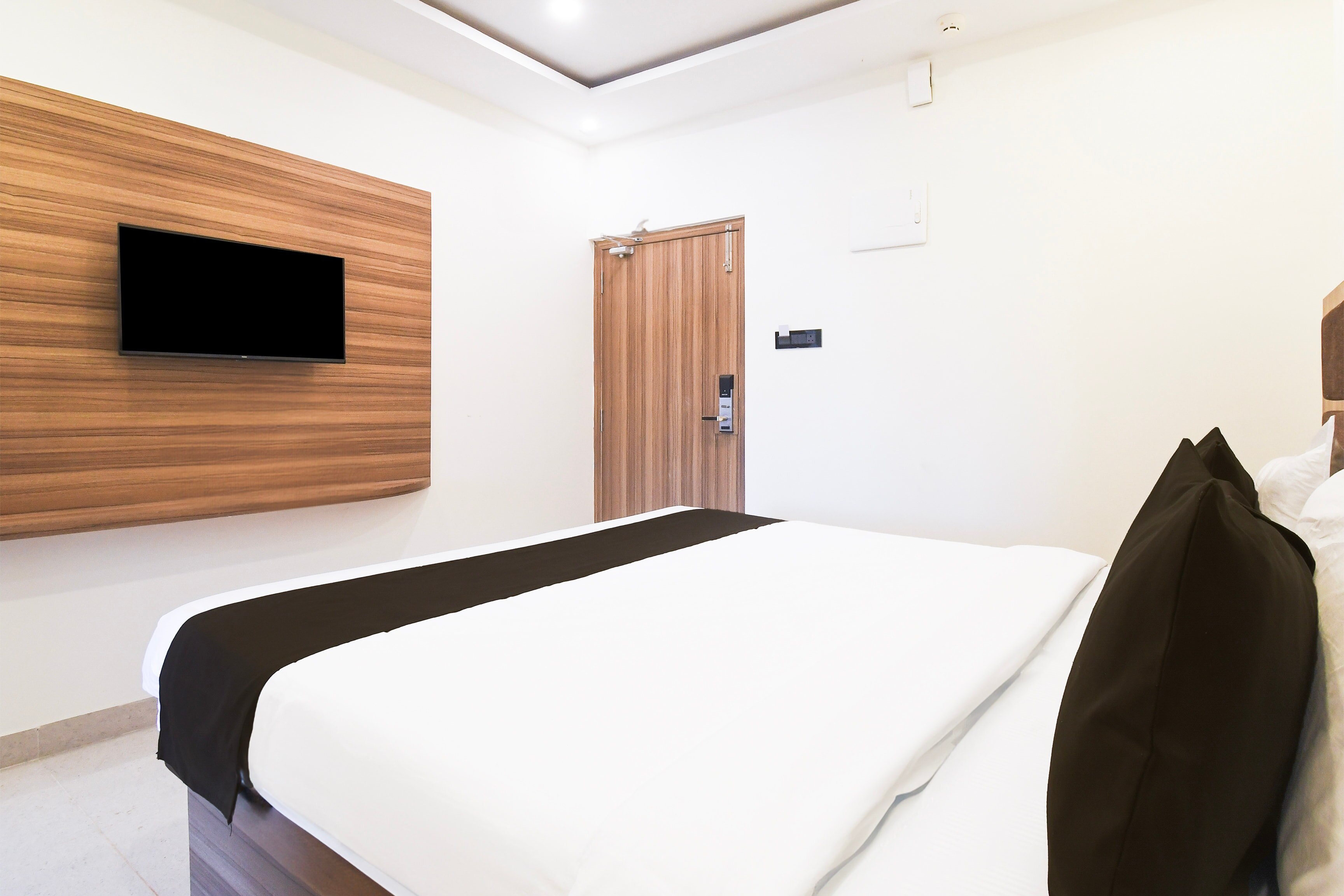 Super Collection O HI Skyline Hotels - Tap to explore photos