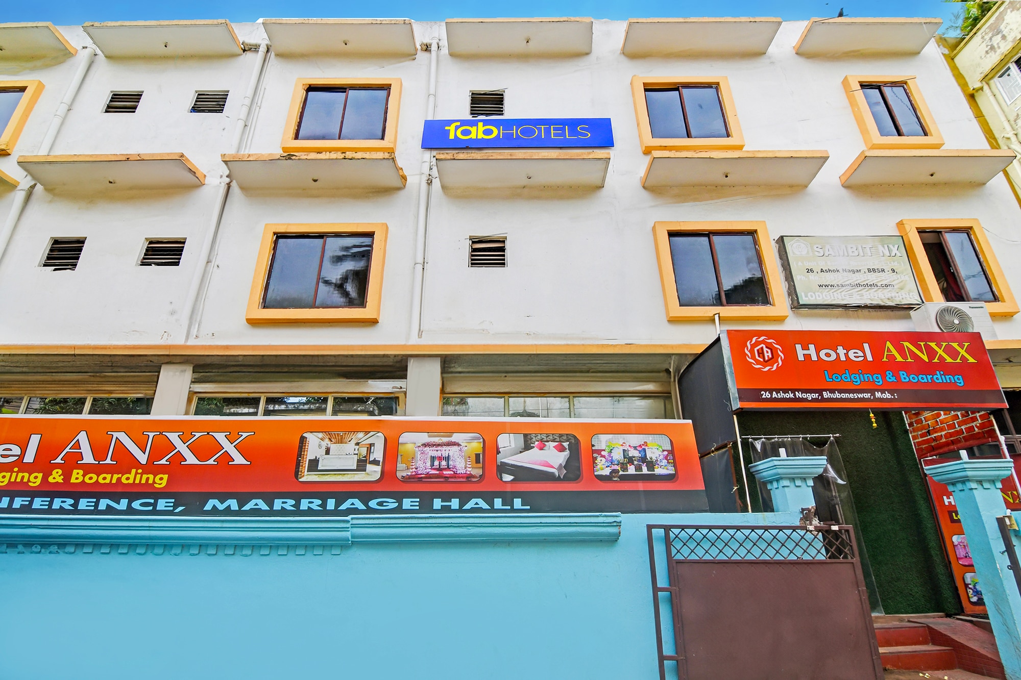 FabHotel Anxx - Near Railway Station & Raj Mahal Square - Tap to explore photos