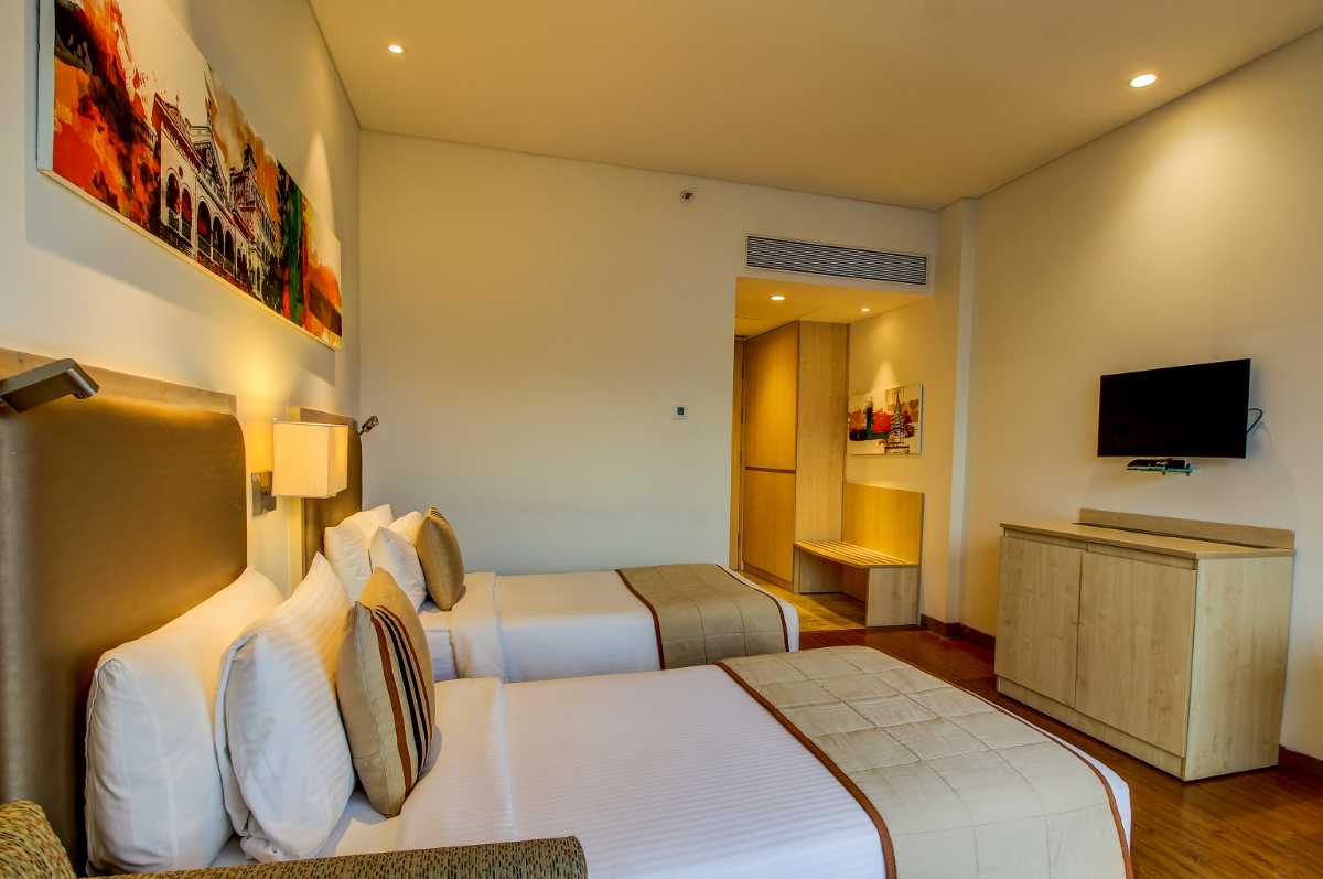Deluxe Room Twin Bed City View 1