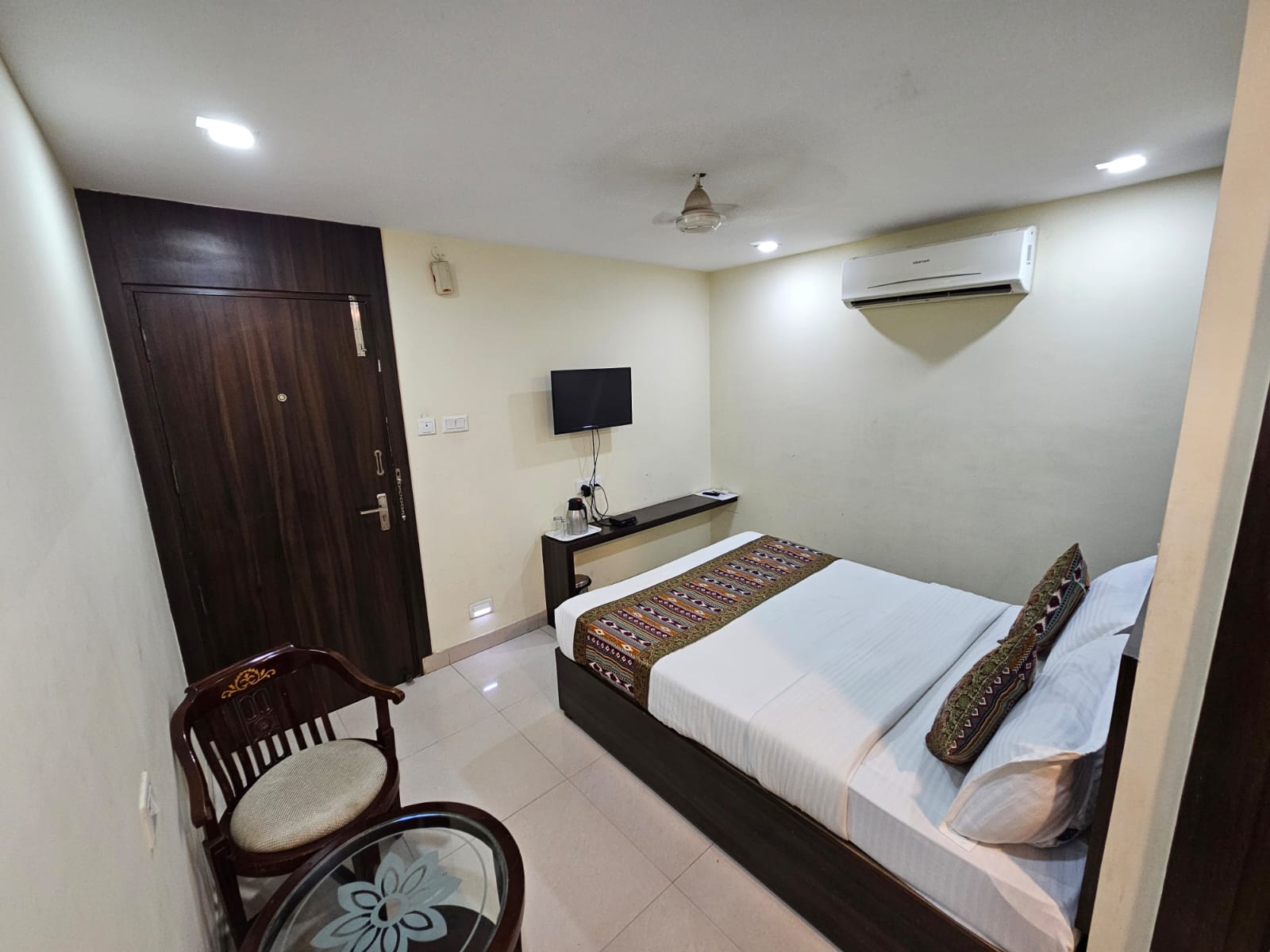 HOTEL SLE RESIDENCY - Tap to explore photos