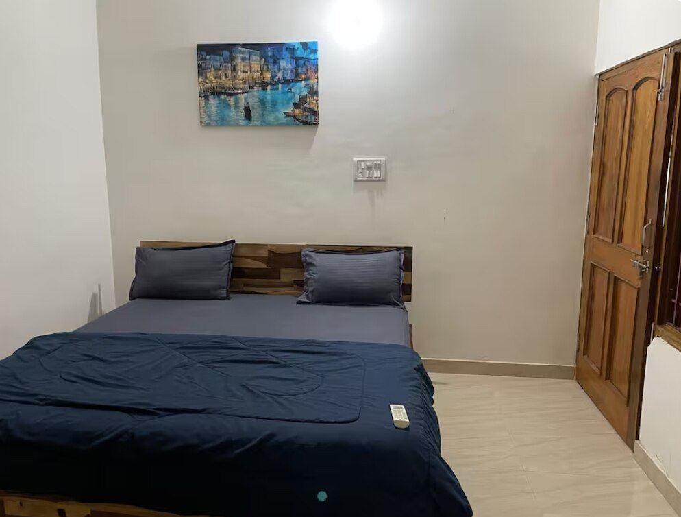 1 BHK 2 Bed Apartment - Private Floor & Terrace - Tap to explore photos