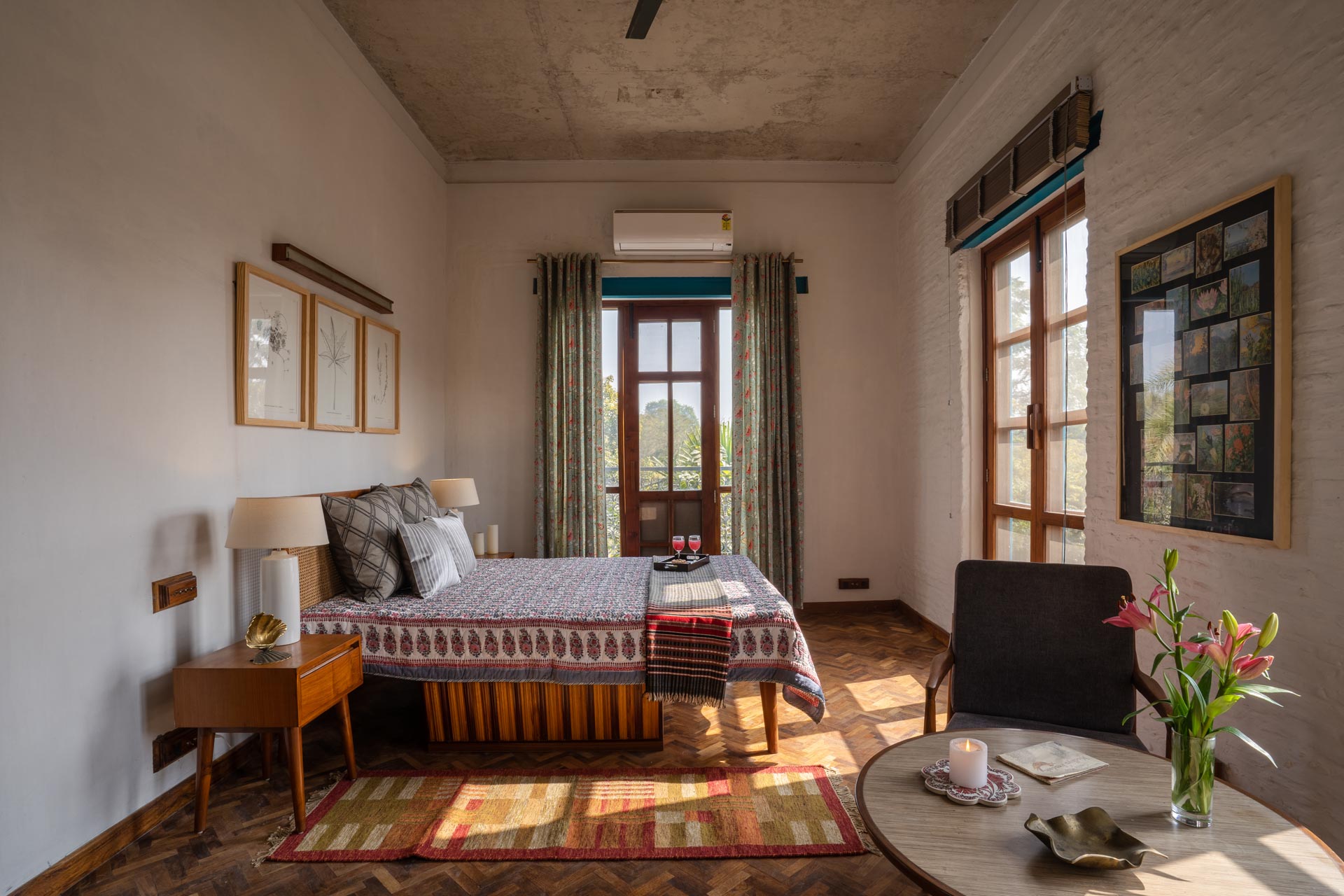 Lohonostays Sadhrana Bagh - Library - Tap to explore photos