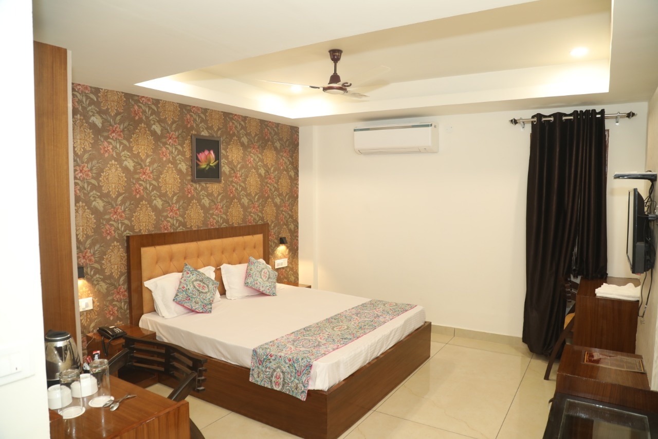 Hotel Whitestone Residency - Tap to explore photos