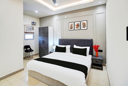 OYO 830390 Hotel SS Royal