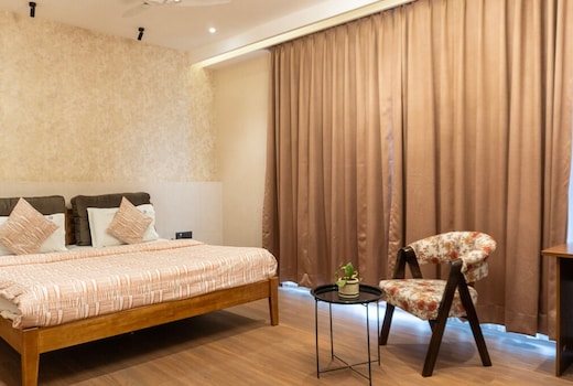 Ultra Luxury 4 BHK Apartment 1 km to DLF Golf