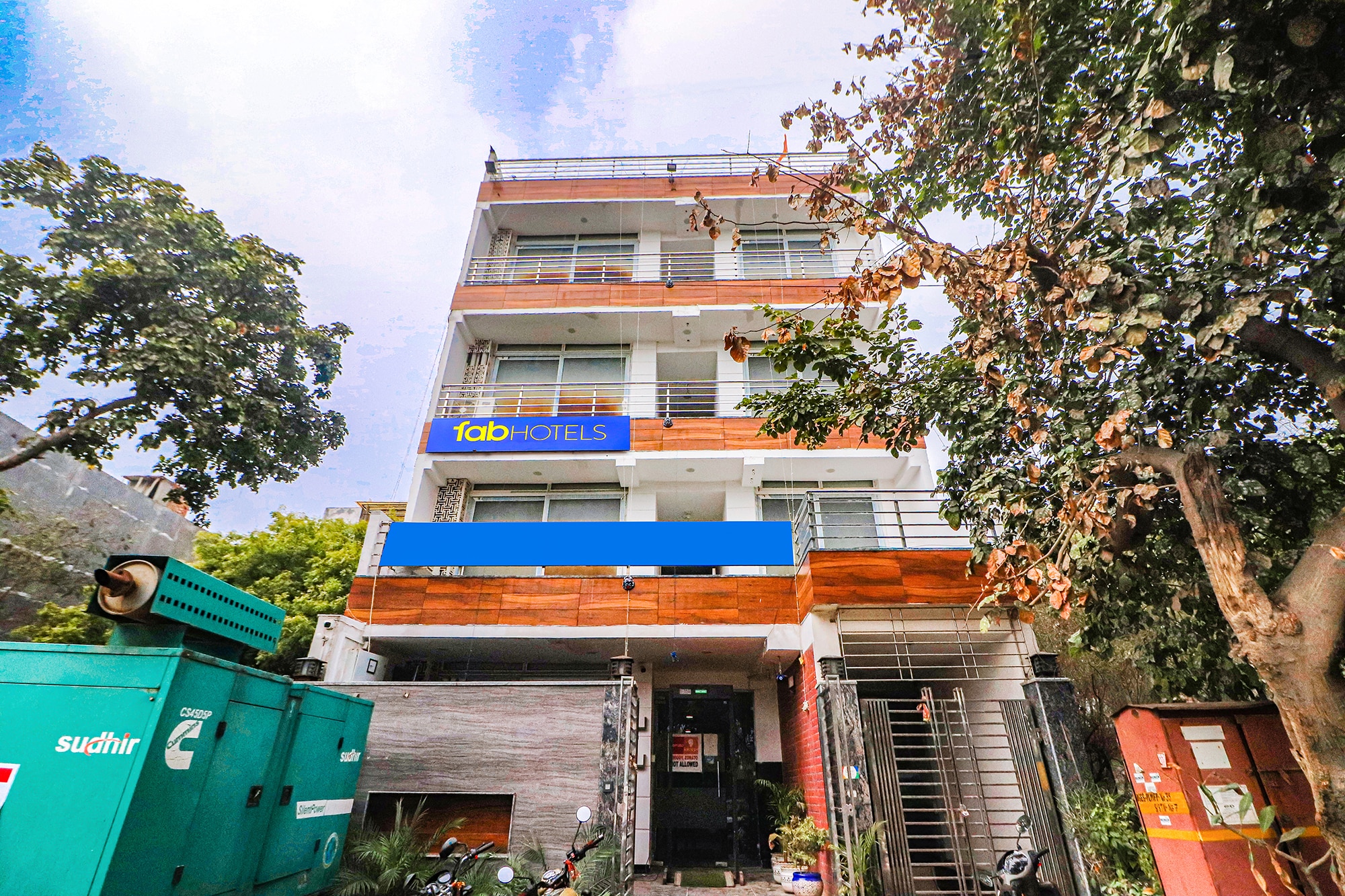 FabHotel Roadway Inn - Nr. Yashobhoomi Convention Centre - Tap to explore photos