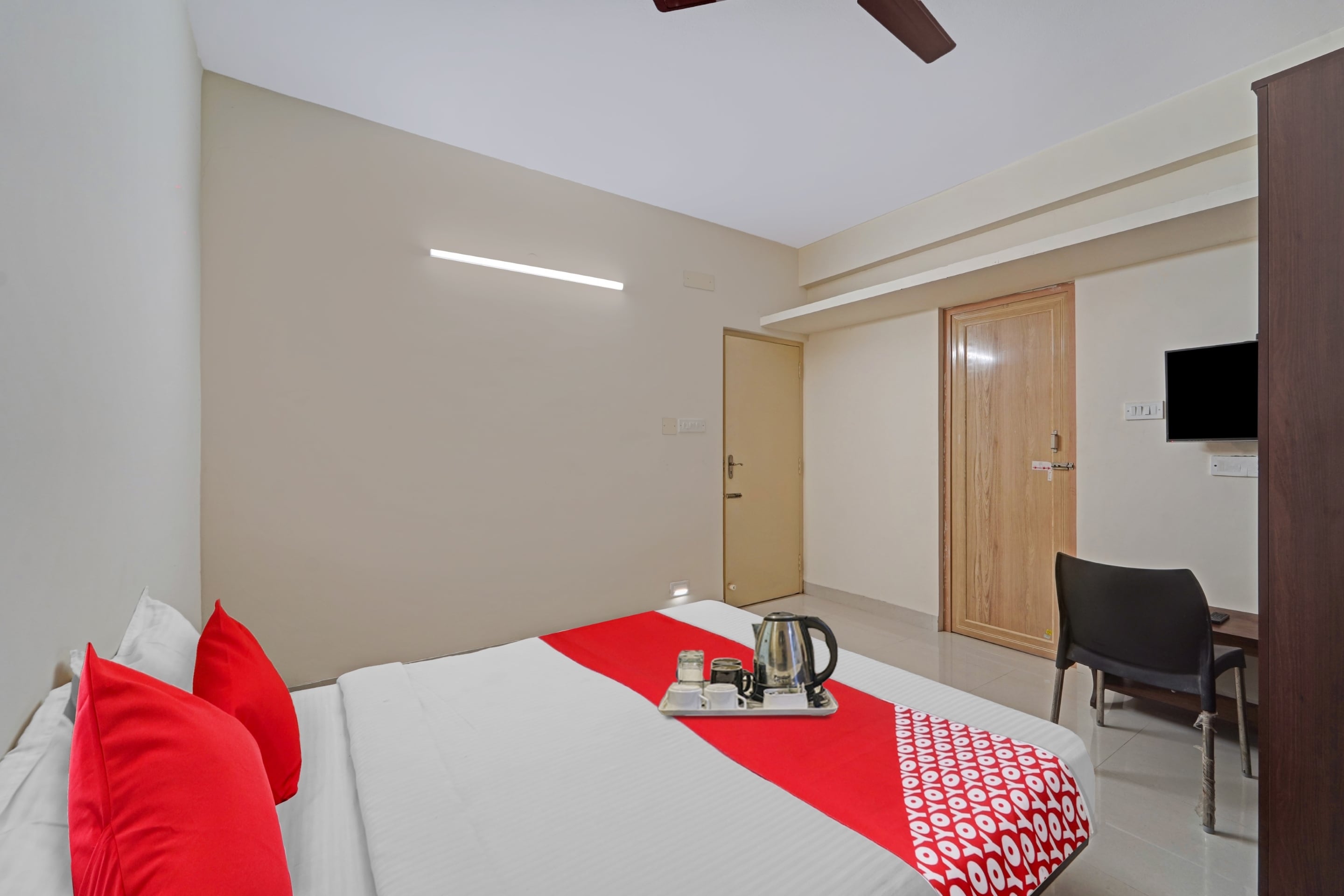 Super OYO J2 Service Apartment - Tap to explore photos