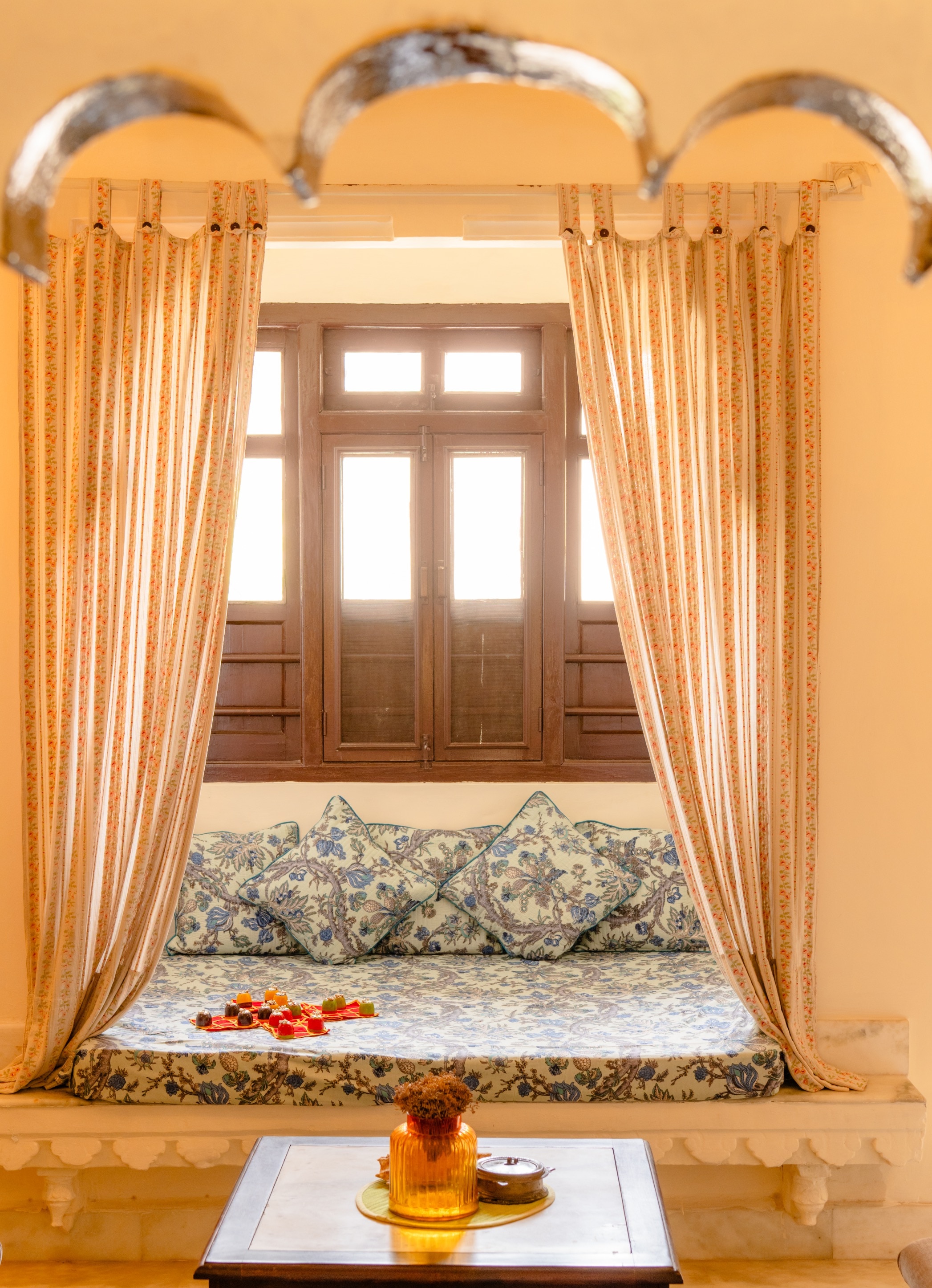 Rajmahal Palace -3 Luxury |FF rooms by Homeyhuts - Tap to explore photos
