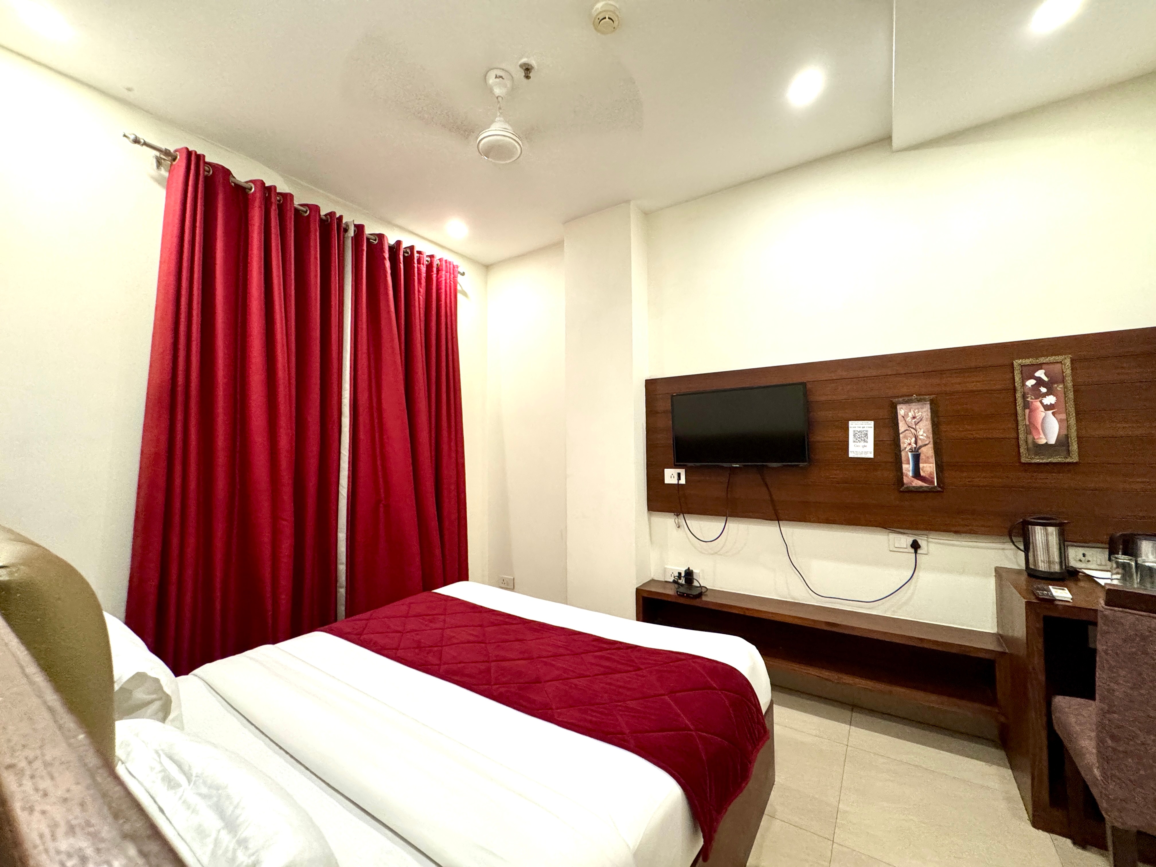 Hotel Bahl Regency - Tap to explore photos