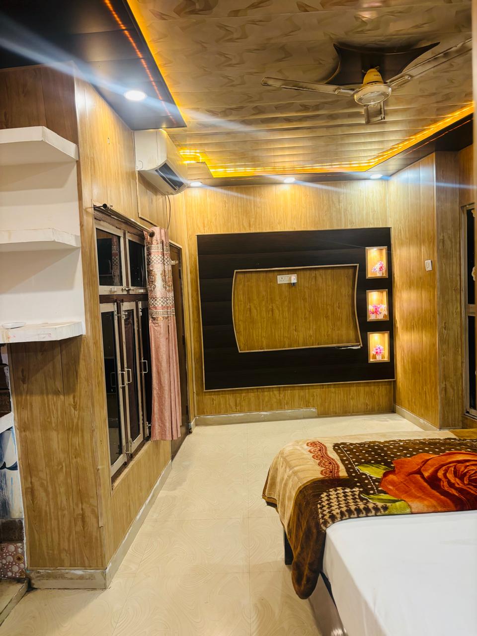 Shri Onkar Nath Guest house - Tap to explore photos