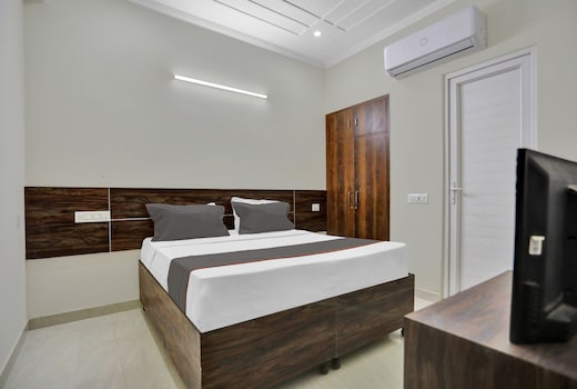 Collection O Raksha Inn Near PVR Ansal Plaza Greater Noida