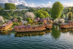 Floating Luxury Group Of Houseboats, Srinagar