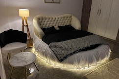 Stylish Luxurious House near Yashoobhoomi Airport, Delhi