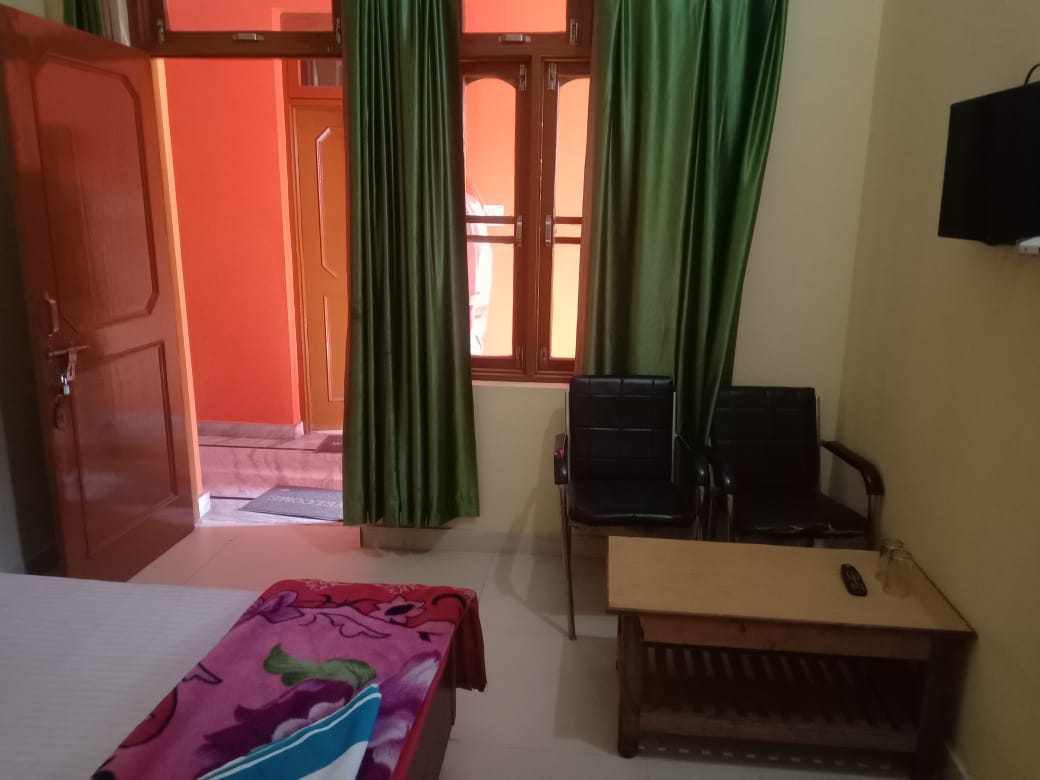 New Kapoor Guest House - Tap to explore photos