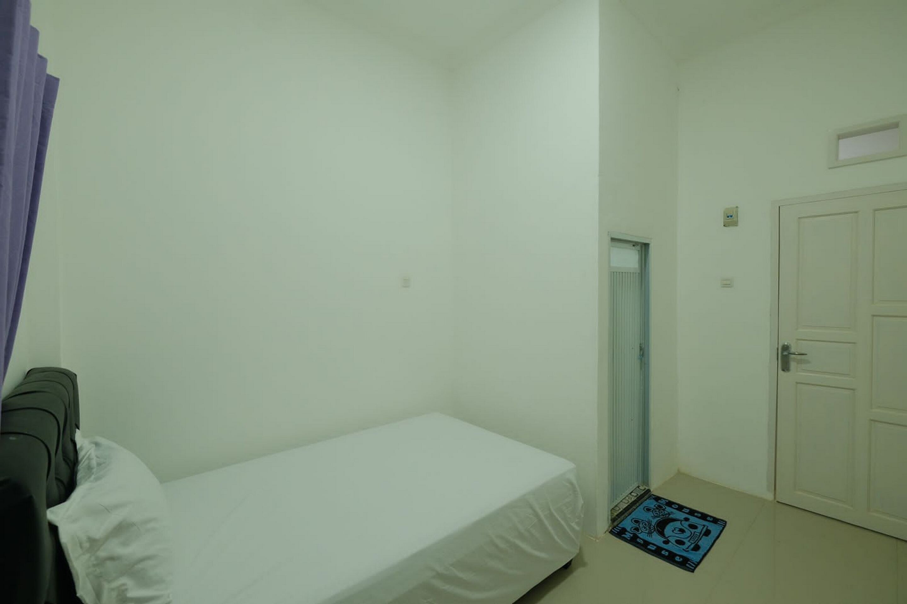 OYO 93756 Qq Kost - Tap to explore photos