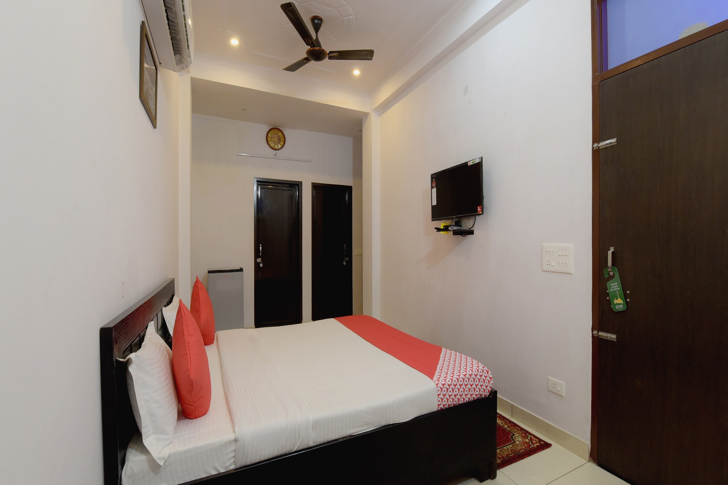 OYO 24714 Ekta My Stay - Tap to explore photos
