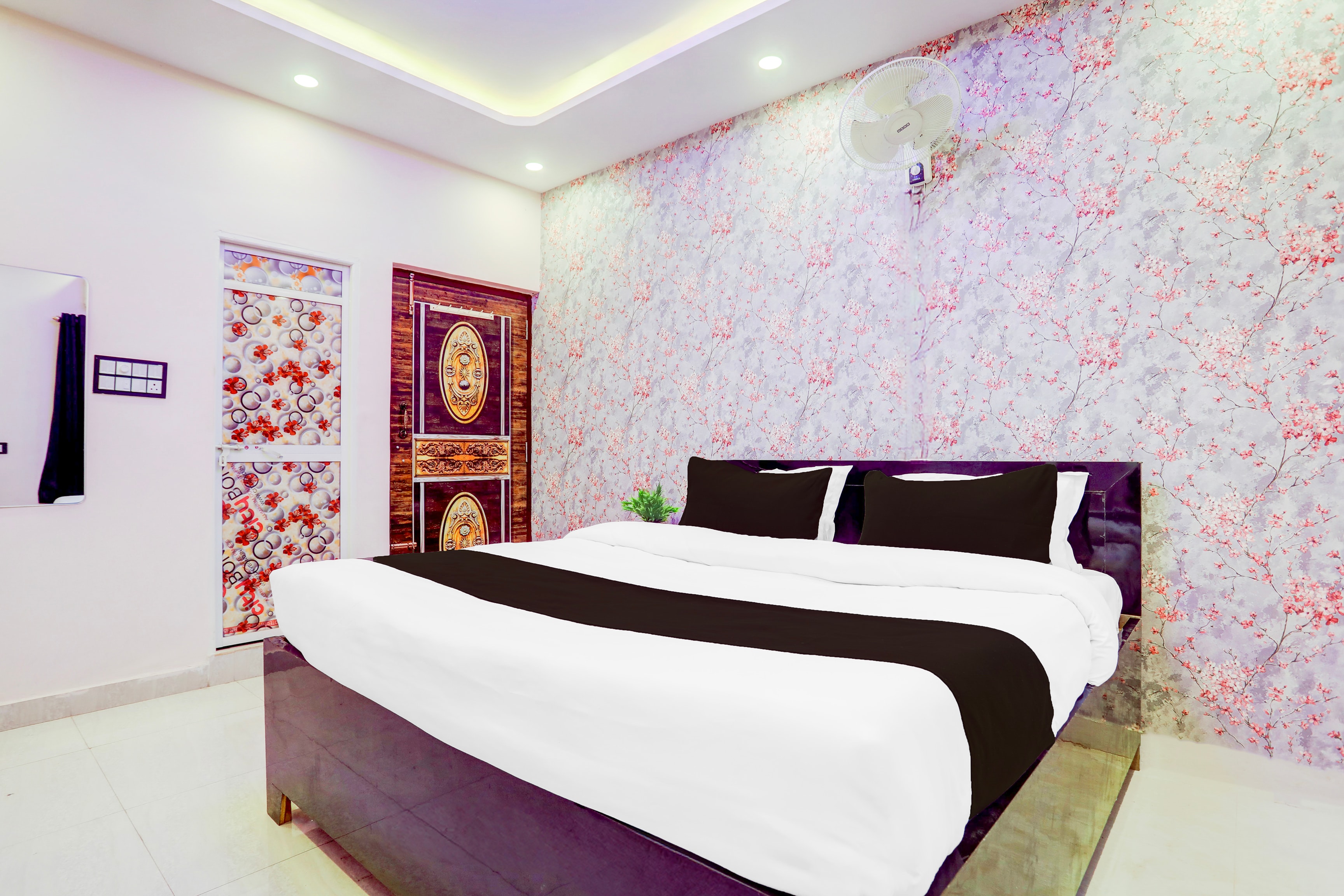 HOTEL O MANNAT - Tap to explore photos