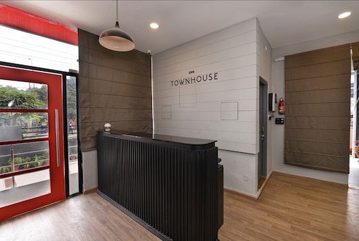 Super Townhouse Function Inn Near Chaudhary Charan Singh International Airport
