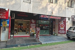 Hotel  Sidhartha-80 metres from Taj -Mahal