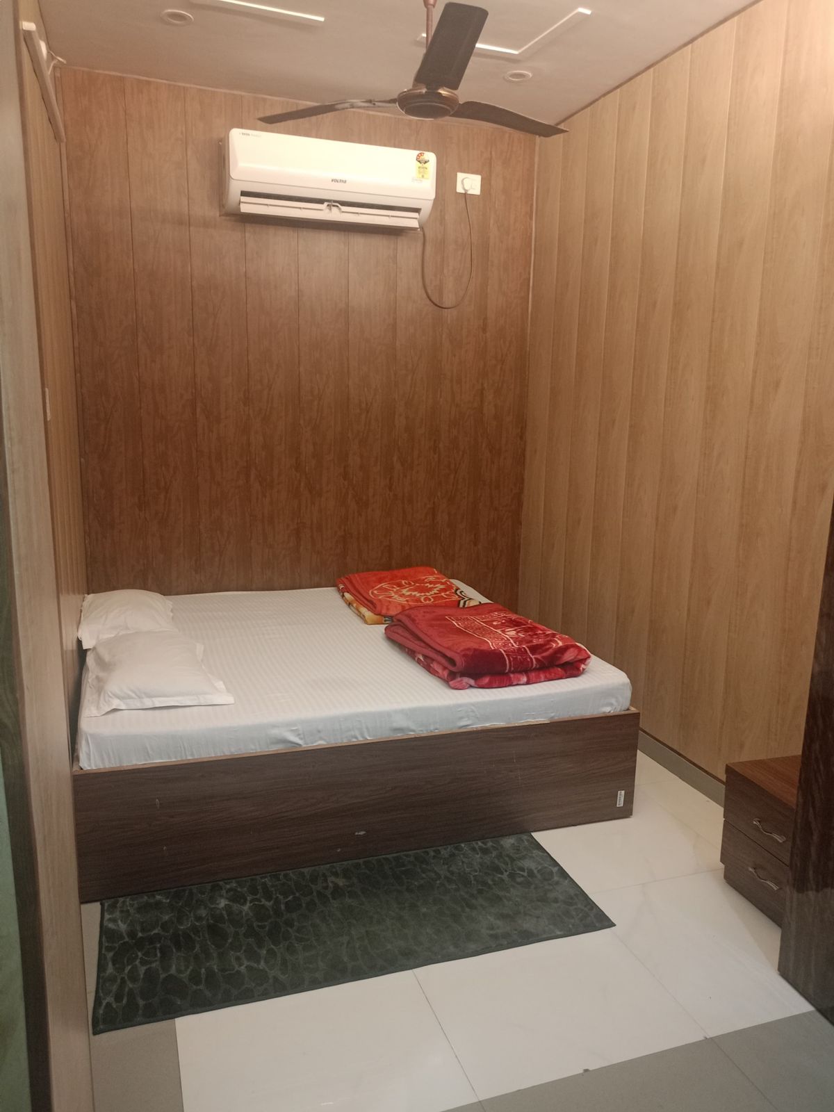 Kashi Ganga Guest House - Tap to explore photos