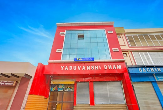 FabHotel Yadhuvanshi Dhaam - 900m from Prem Mandir and Iskcon Temple