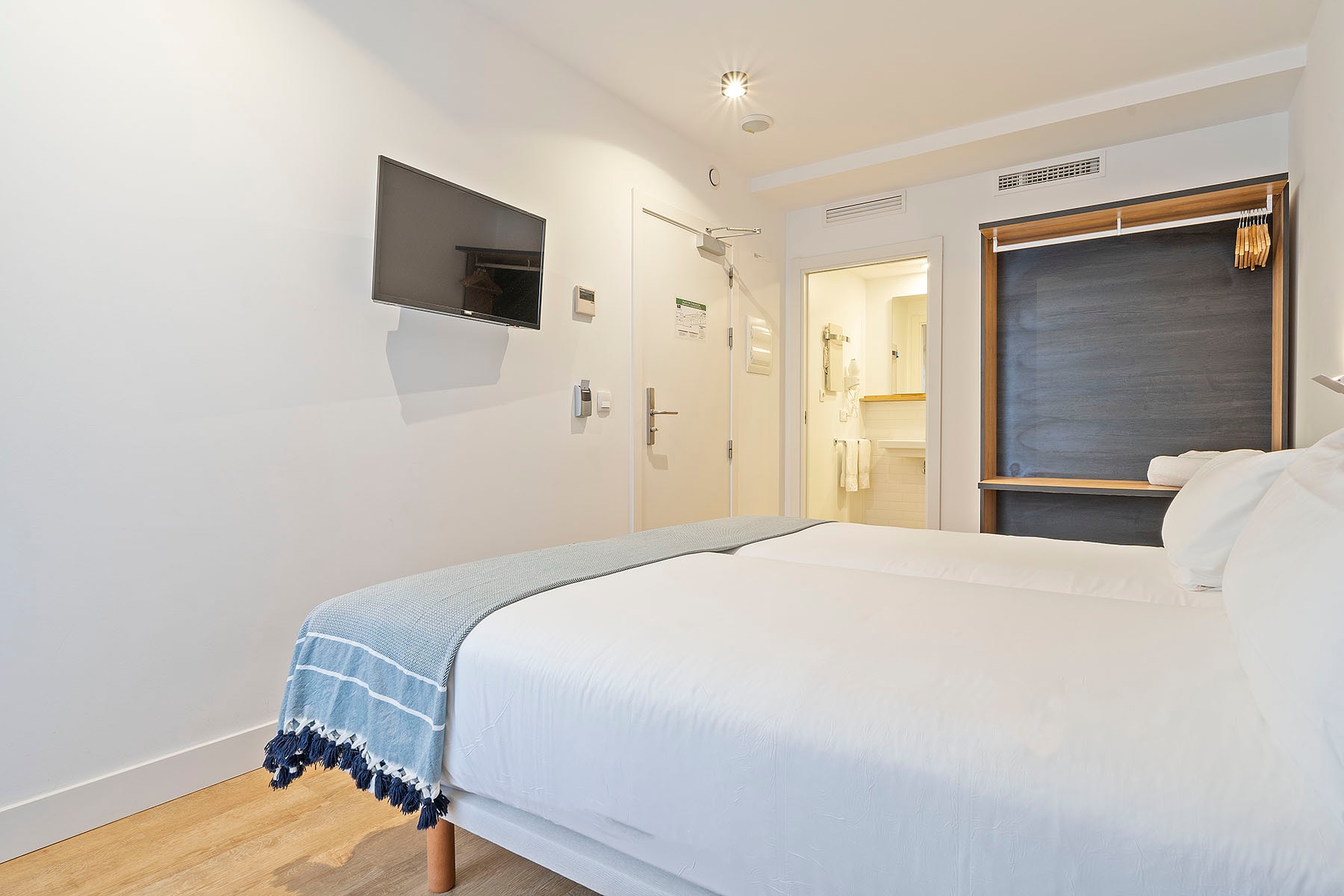 Uma Suites Ondarreta - Tap to explore photos