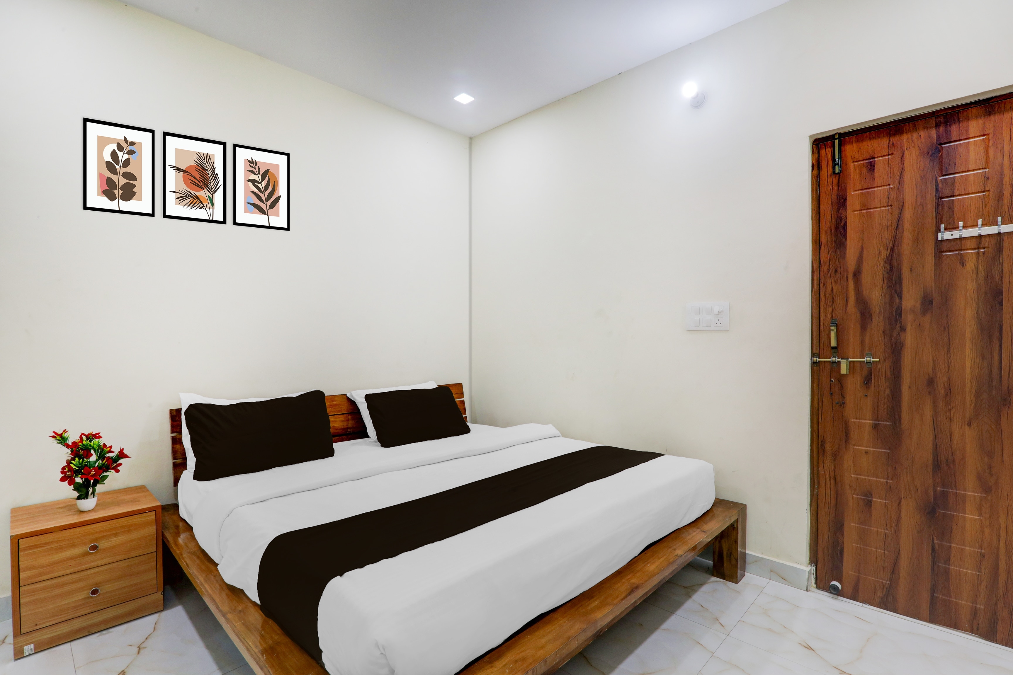 Super Hotel O IIM Road Lucknow - Tap to explore photos