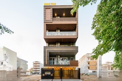 Lime Tree 1BHK Service Apartment Near Artemis/Fortis, Gurgaon