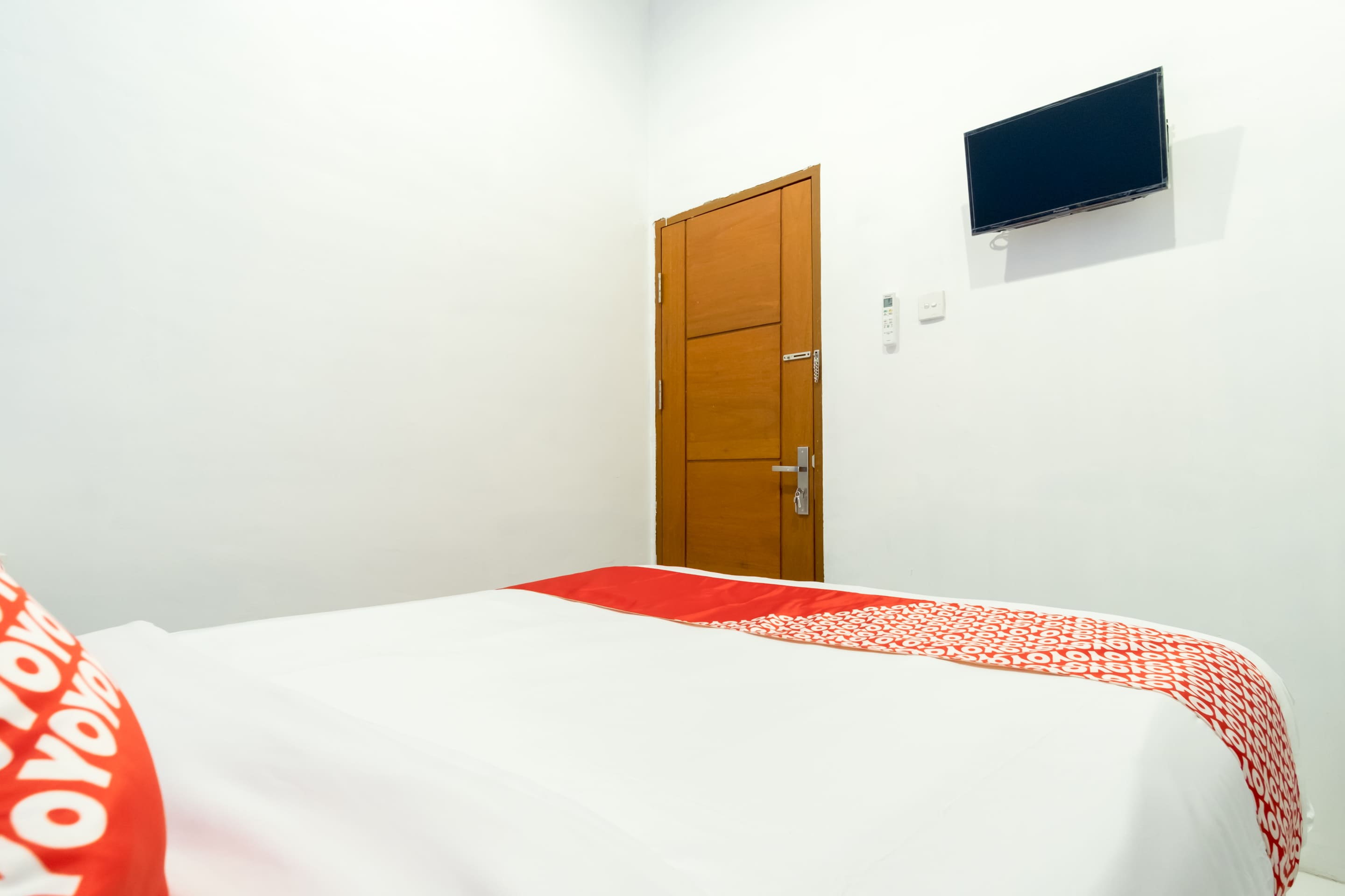 OYO 839 Royal Guest House Indonesia - Tap to explore photos