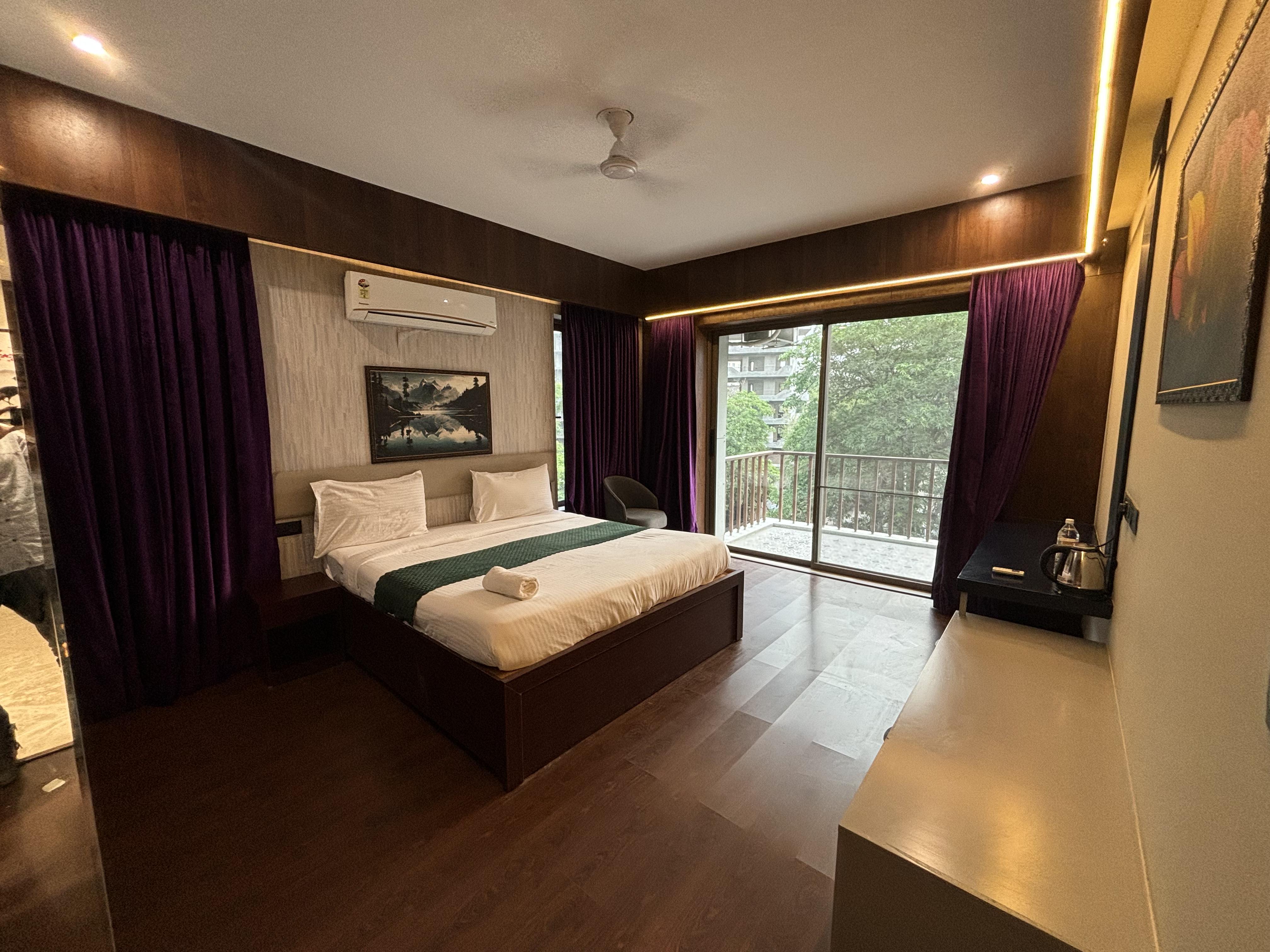 Luxury 4bhk on Golf course road - Tap to explore photos