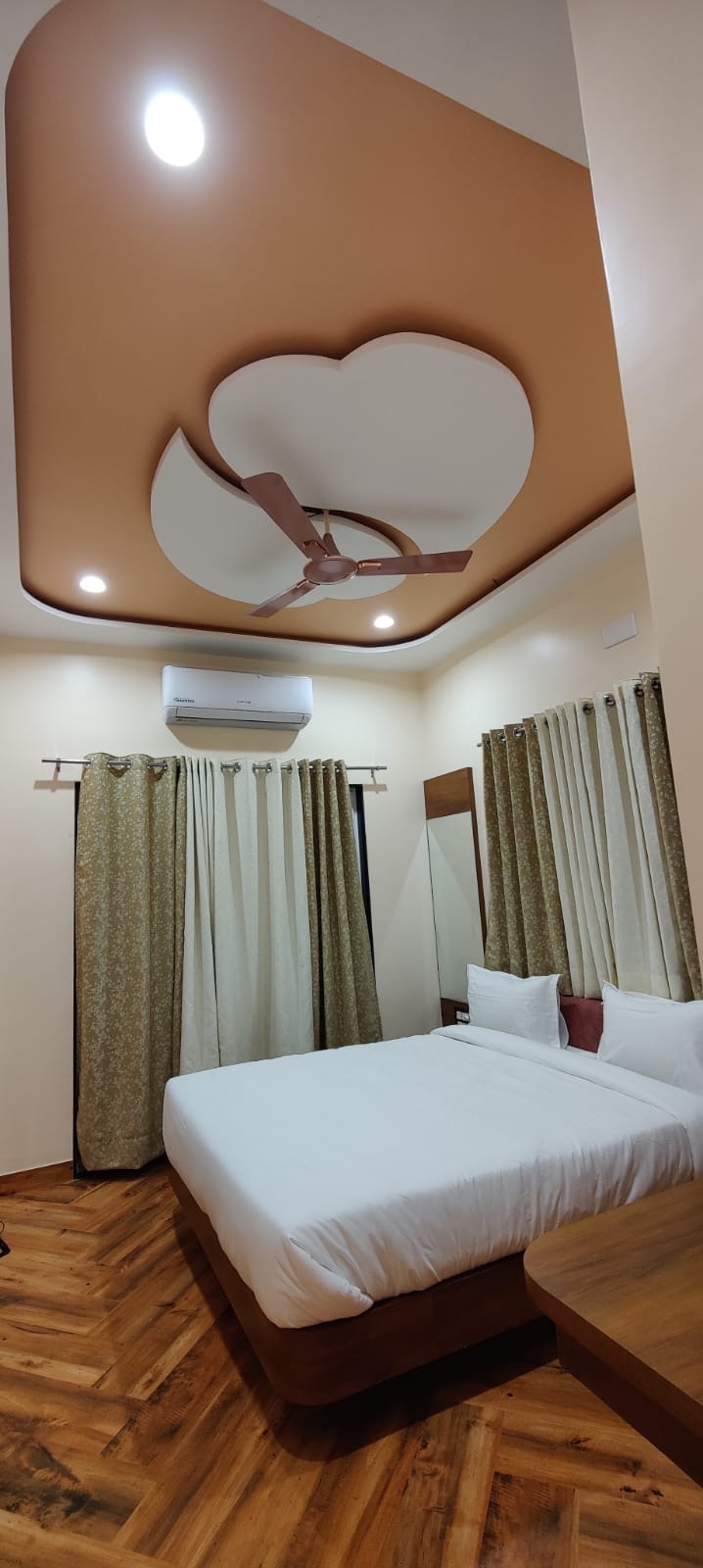 Ishwar Nain Hotel - Tap to explore photos