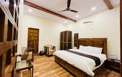 Deluxe King Room with Private Bathroom