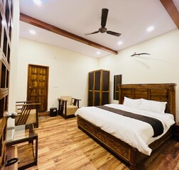 Deluxe King Room with Private Bathroom