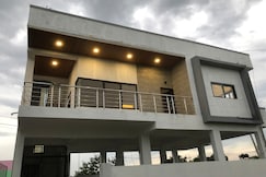 Cheerful 2 Bedroom Townhouse with village feel., Tuljapur