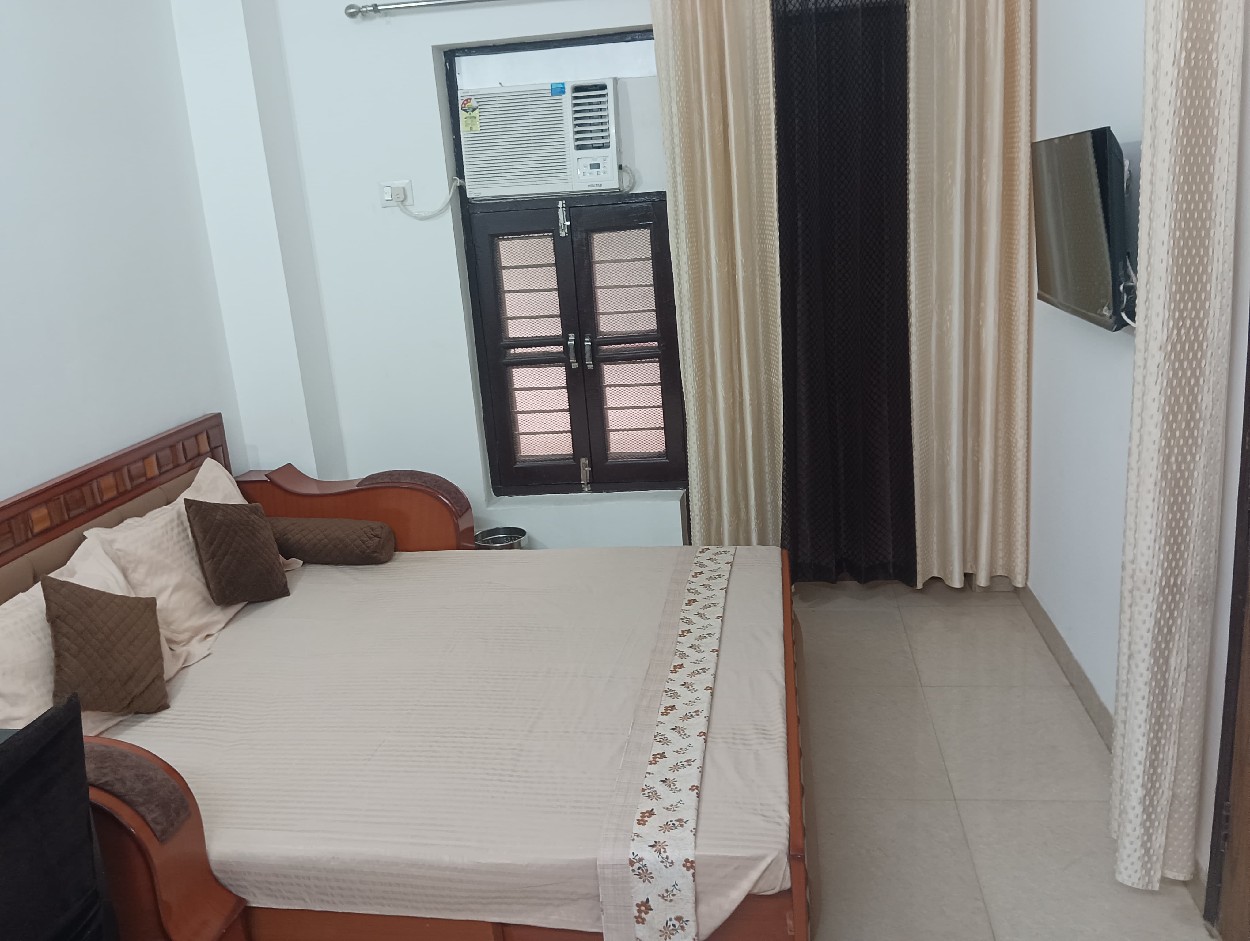 Our AC rooms are 100m away from medanta hospital - Tap to explore photos
