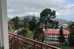 AURA RETREAT, Theni