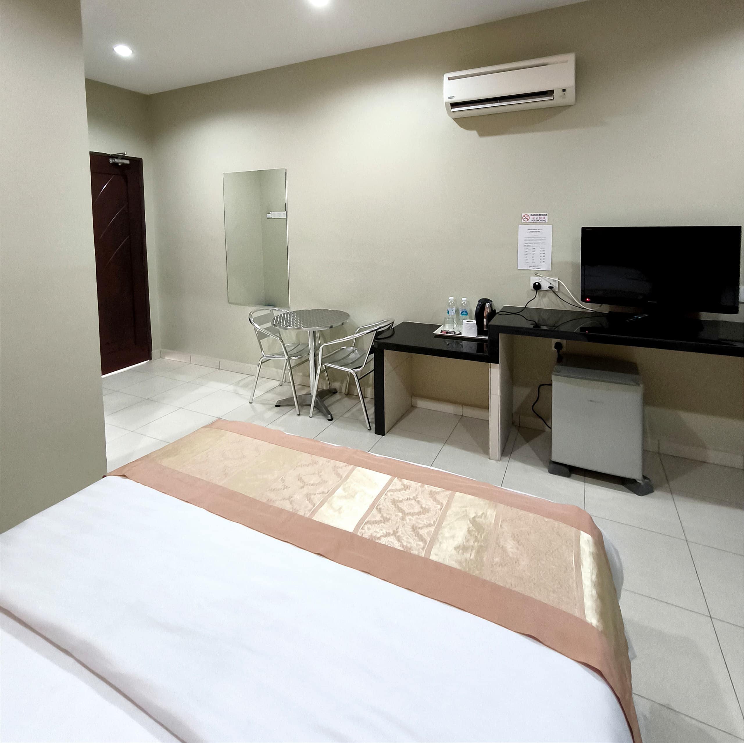 OYO 90906 Rumah Rehat Awana - Tap to explore photos