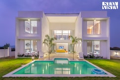 StayVista at Hilldale w/ Outdoor Pool, Mahabaleshwar