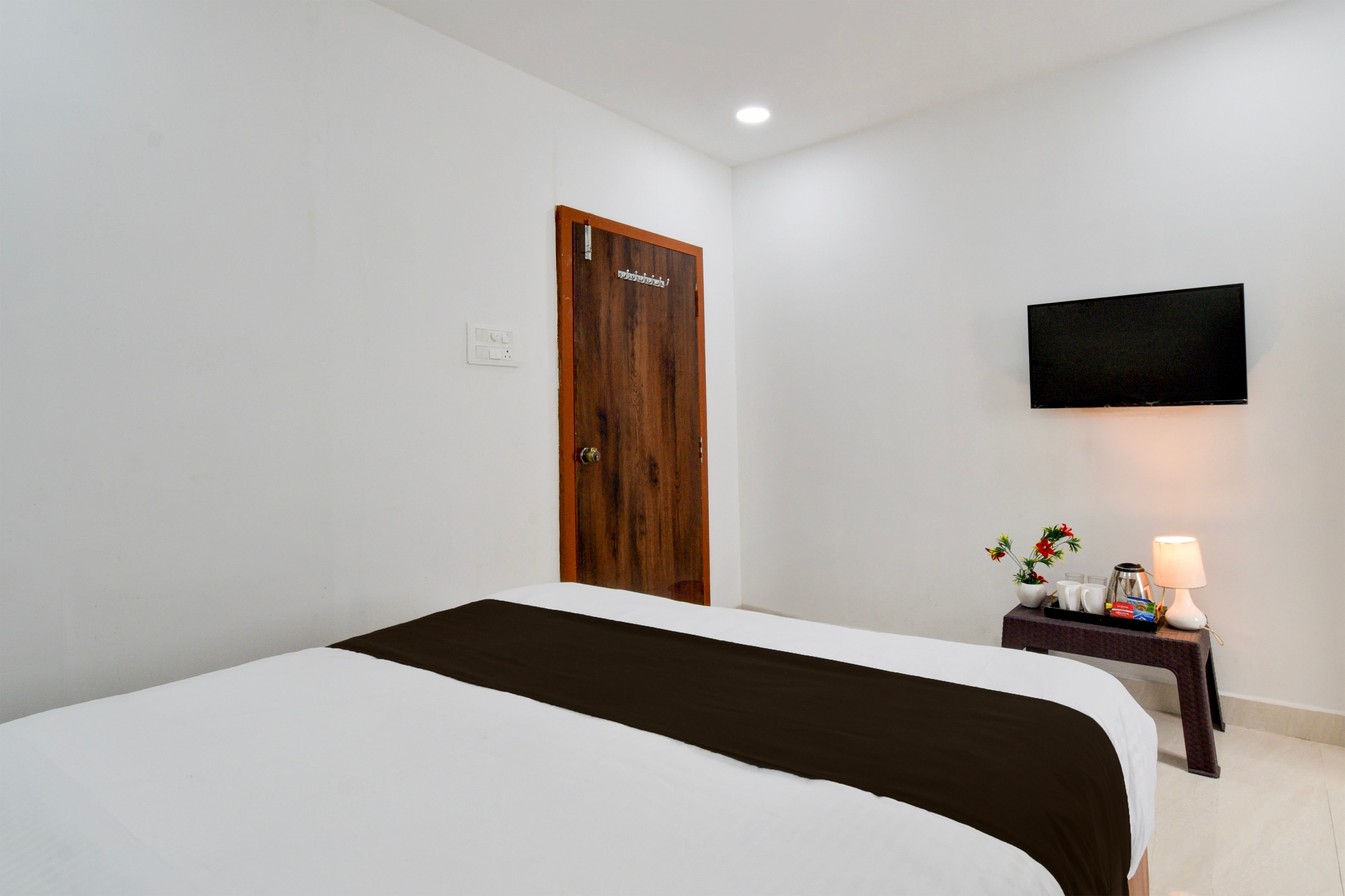 Hotel O Luxus Inn - Tap to explore photos